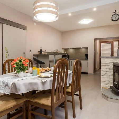 Stunning In With Kitchen Apartment *
