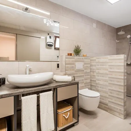 3 Bedroom Awesome In Appartamento *